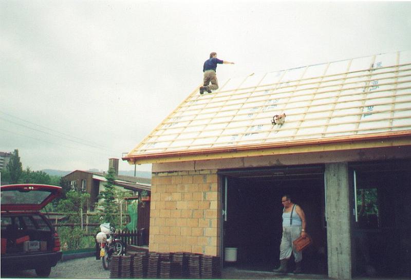 Grossvater beim Ziegel raustragen.jpg